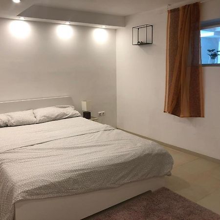 Bescheidene Untergeschoss Wohnung In Guter Lage. Colónia Exterior foto