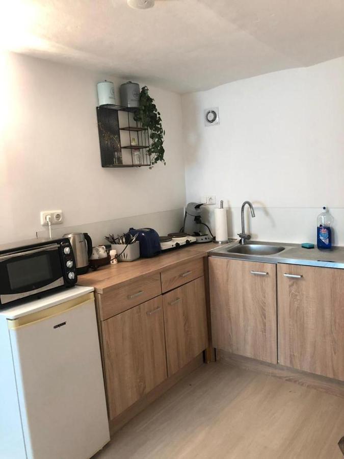 Bescheidene Untergeschoss Wohnung In Guter Lage. Colónia Exterior foto