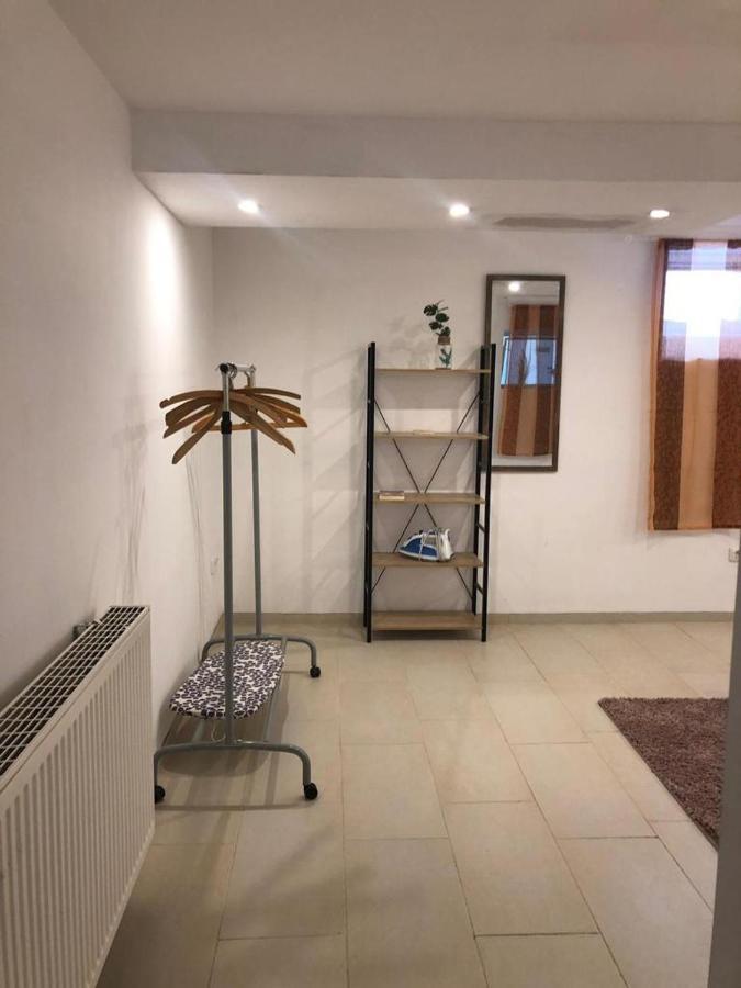 Bescheidene Untergeschoss Wohnung In Guter Lage. Colónia Exterior foto